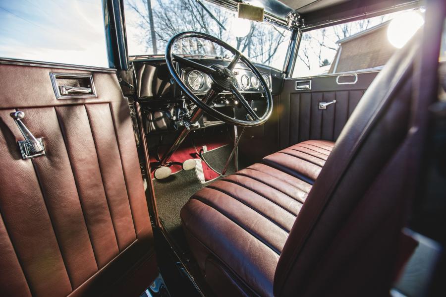 Интерьер Marmon Sixteen Convertible Sedan by LeBaron 1931 года  (фото 8 из 8)
